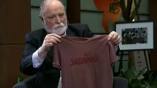 Stefan Chwin prezentuje jedną z pierwszych koszulek z napisem "Solidarność"