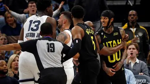 Uderzenie w głowę i zaciśnięte pięści do bójki. Awantura w meczu NBA