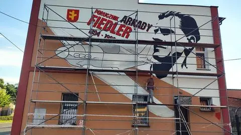 Mural słynnego podróżnika na ścianie remizy. "To był pomysł dzieciaków"