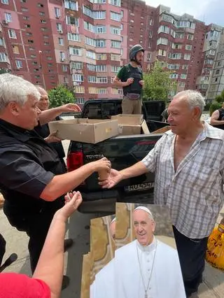 Rozdawał najpotrzebniejsze rzeczy potrzebującym