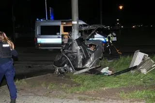 Kierowca uderzył w słup sygnalizacji świetlnej