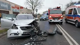 Czołowe zderzenie dwóch samochodów. Pięć osób rannych