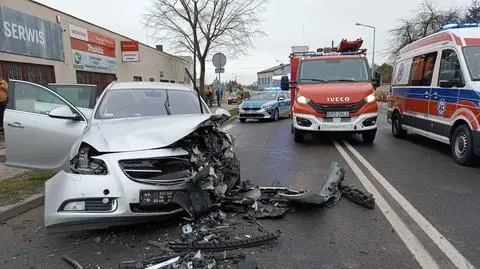 Czołowe zderzenie dwóch samochodów. Pięć osób rannych