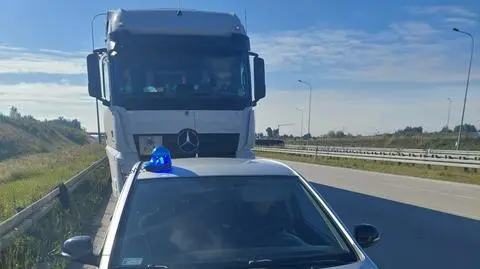 Zatrzymał się na pasie awaryjnym na A1. Kiedy podjechali policjanci, nie dawał oznak życia