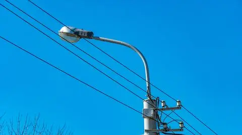 11-latek porażony prądem. Jadąc na rolkach, dotknął latarni ulicznej