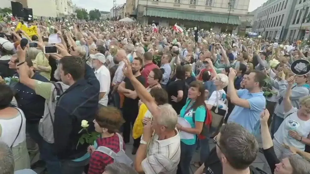 Uczestnicy kontrmanifestacji na Placu Zamkowym