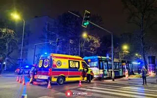 Zderzenie autobusu miejskiego z samochodem w Krakowie