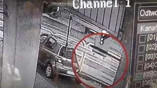 Boso, w samej piżamie biegł nocą przez ulicę