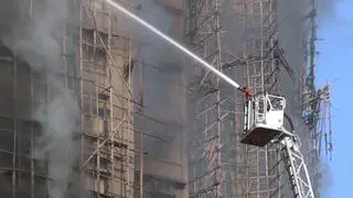 Wokół części budynków rozstawione są bambusowe rusztowania