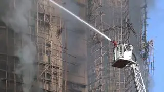 Wokół części budynków rozstawione są bambusowe rusztowania