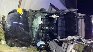 Auto wypadło z drogi, zatrzymało się na ogrodzeniu