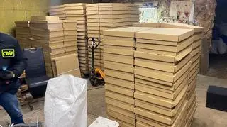 Zabezpieczono również komponenty do produkcji wyrobów tytoniowych w postaci m.in. bibuł, rolek i filtrów