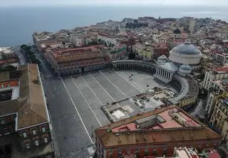 Piazza del Plebiscito w Neapolu świeci dziś pustkami