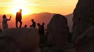 Turyści na szczycie góry Nemrut w Turcji