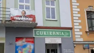 Baner Karola Nawrockiego nad cukiernią w Wadowicach
