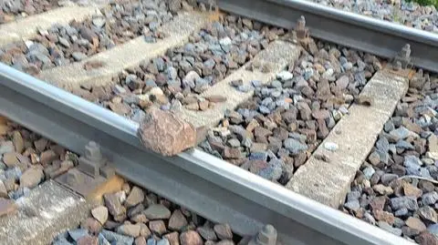 Ktoś układa kamienie na torach kolejowych w okolicach dworca Łódź Chojny