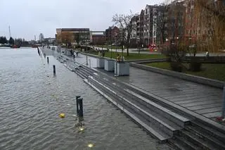 Przekroczenie stanu alarmowego na rzece Elbląg w Elblągu