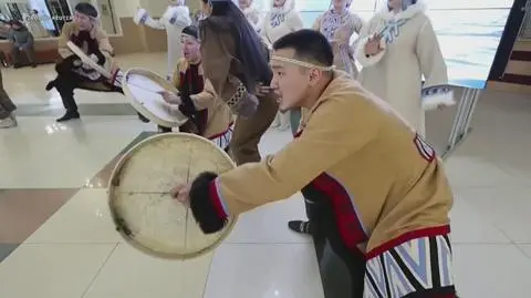 Tańce ludowe w lokalu wyborczym w Jakucji. Nagranie z marca 2024 roku 