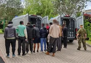 W rowie porzucił auto z 12 migrantami