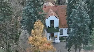 W dworku miała być edukacja, jest escape room i oferta sprzedaży. Prezes komentuje