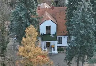 W dworku miała być edukacja, jest escape room i oferta sprzedaży. Prezes komentuje