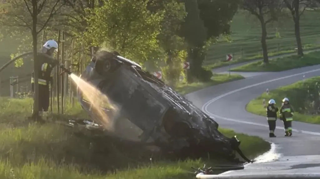 Strażacy dogaszają płonące auto
