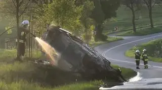 Strażacy dogaszają płonące auto