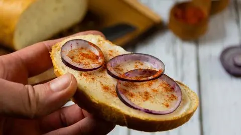 chleb smalec cenula shutterstock_2479812325