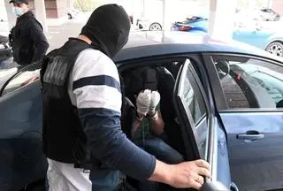 Podejrzany o zabójstwo 25-latki na osiedlu Zielony Trójkąt podczas doprowadzenia do prokuratury