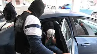 Podejrzany o zabójstwo 25-latki na osiedlu Zielony Trójkąt podczas doprowadzenia do prokuratury