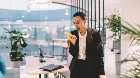 kobieta krzyk biuro telefon shutterstock_2329984579