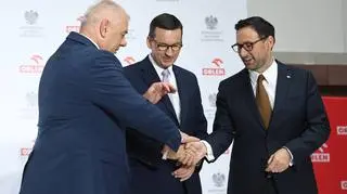 Mateusz Morawiecki, Jacek Sasin i Daniel Obajtek podczas konferencji prasowej w Warszawie poświęconej omówieniu realizowanych i planowanych projektów rozwojowych spółki PKN Orlen S.A. 