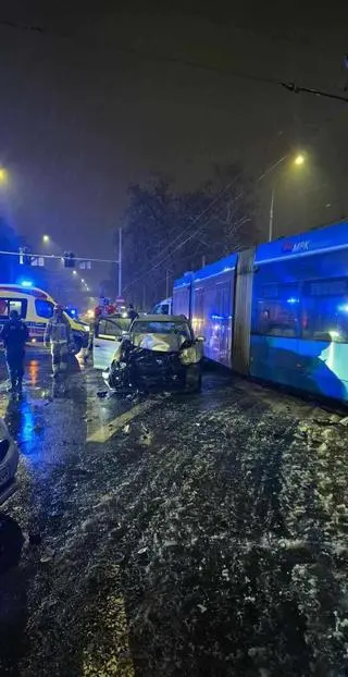 Samochód zderzył się z tramwajem