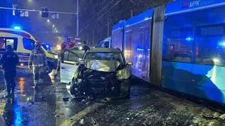 Samochód zderzył się z tramwajem, nie żyje mężczyzna wieziony w bagażniku