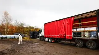 Pracownicy firmy wywożącej odpady pracują w strojach ochronnych