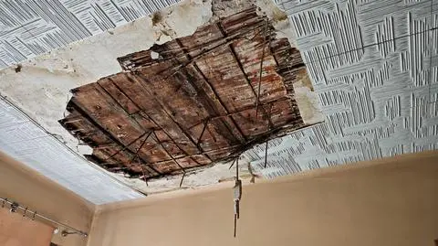 Na łóżko schorowanej kobiety spadł fragment sufitu