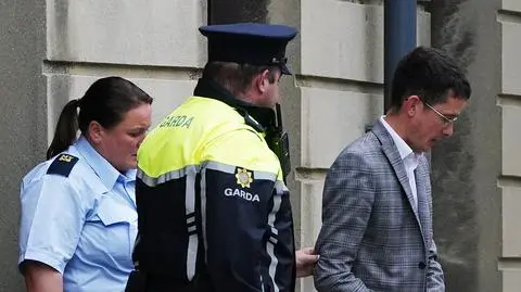 Irlandzki nauczyciel Enoch Burke (po prawej) opuszcza Sąd Najwyższy w Dublinie, aby powrócić do więzienia Mountjoy, po tym jak odmówił możliwości oczyszczenia się z zarzutu obrazy sądu; wrzesień 2022