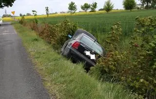 Był tak pijany, że nie mógł wydostać się z samochodu