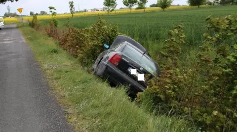 Był tak pijany, że nie mógł wydostać się z samochodu
