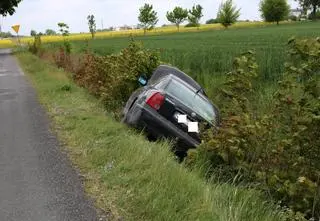 Był tak pijany, że nie mógł się wydostać z auta