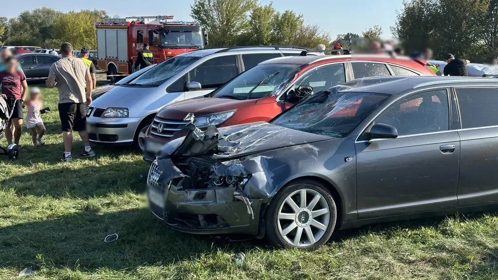 Awionetka spadła na samochody