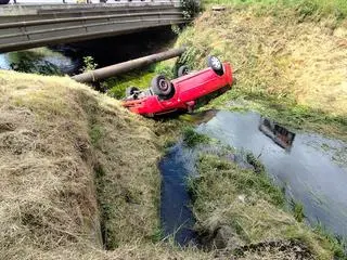 Samochód dachował w kanale ulgi w Białogardzie