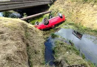 Samochód dachował w kanale