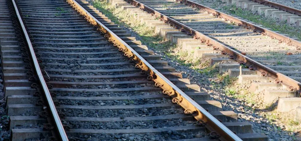 Matka z dzieckiem wysiadała z pociągu, maszynista ruszył. Był nietrzeźwy