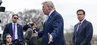 Najpierw prosił, teraz grozi. Czego Trump chce od NATO?