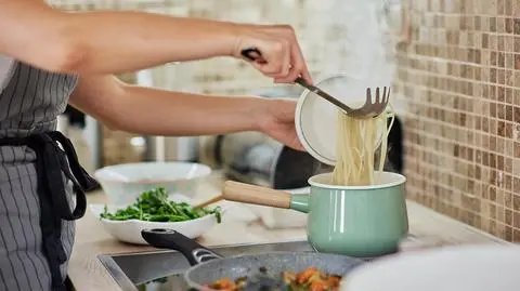 Ostrzeżenie przed łyżkami. "Nie należy używać produktu do kontaktu z żywnością"