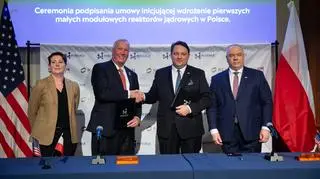 14 lutego 2022 roku. Wicepremier Jacek Sasin podpisuje umowę pomiędzy KGHM Polska Miedź S.A. a NuScalePower