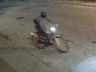 Cztery samochody spłonęły na parkingu. Policja szuka mężczyzny z nagrania