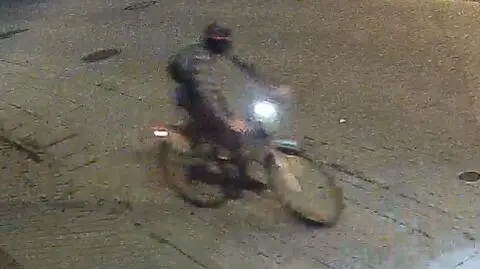 Cztery samochody spłonęły na parkingu. Policja szuka mężczyzny z nagrania