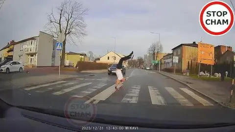 Mężczyzna przeszedł na rękach przez przejście dla pieszych